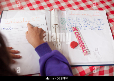 Bambino la lettura del suo diario vacanze Foto Stock