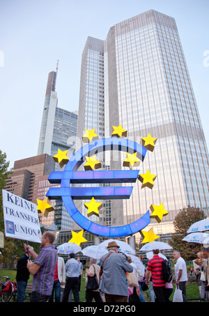 Francoforte, Germania, una dimostrazione di fronte all'euro la scultura alla torre di Euro Foto Stock