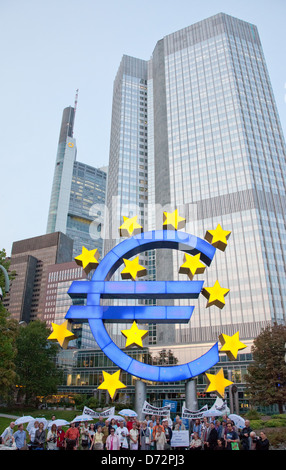 Francoforte, Germania, una dimostrazione di fronte all'euro la scultura alla torre di Euro Foto Stock