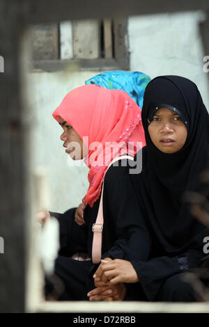 MAGUINDANAO, 27 Aprile, 2013. I sostenitori del candidato gubernatorial Tucao Mastura sono visti durante una campagna rally nel sud della città filippina di Datu Paglas, Maguindanao, 27 aprile 2013. Mastura, 67, è in esecuzione nei confronti del governatore incombente Ismael Mangudadatu, la cui moglie e i parenti, gli amici e i membri dei media tra le 58 persone massacrate nel mondo i peggiori atti di violenza politica nel 2009 nella regione. Foto Stock