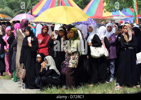 MAGUINDANAO, 27 Aprile, 2013. I sostenitori del candidato gubernatorial Tucao Mastura sono visti durante una campagna rally nel sud della città filippina di Datu Paglas, Maguindanao, 27 aprile 2013. Mastura, 67, è in esecuzione nei confronti del governatore incombente Ismael Mangudadatu, la cui moglie e i parenti, gli amici e i membri dei media tra le 58 persone massacrate nel mondo i peggiori atti di violenza politica nel 2009 nella regione. Foto Stock