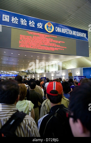 Persone & display segno / Informazioni / scheda di immigrazione Cinese / in arrivo & entrando in Cina Pechino aeroporto internazionale, PRC Foto Stock