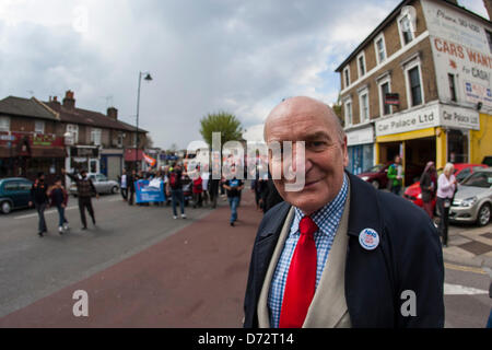 Londra, Regno Unito. Il 27 aprile 2013. Stephen Pound manodopera MP per Ealing Nord si prepara ad unirsi al marzo per salvare ospedale Ealing A&E servizi essenziali dalla chiusura. Credito: Martyn Wheatley/Alamy Live News Foto Stock