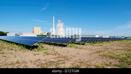 Parco solare, impianto di biogas e impianto di carbone (Kraftwerk Heyden) a Lahde, vicino Petershagen (Est-Westfalia, Germania) Foto Stock