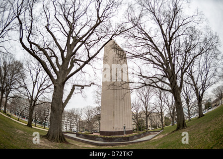 WASHINGTON DC, Stati Uniti d'America - Robert A. Taft Memorial e Carillon è dedicato alla ex U.S. Il senatore e figlio del presidente William Howard Taft. È stato progettato da architetto Douglas W. Orr e consiste in una statua in bronzo del senatore contro un 100-piede alta torre che forma il carillon. Si trova a un isolato di distanza dall'U.S. Capitol su Constitution Avenue a Washington DC. Foto Stock