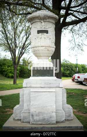 WASHINGTON DC, Stati Uniti - la Cuban Friendship Urn si trova in cima alla sua base di pietra nell'East Potomac Park. Donato da Cuba agli Stati Uniti nel 1928, questo memoriale commemora i marinai americani morti a bordo della USS Maine nel 1898. L'urna di pietra scolpita e la sua base formano una struttura monumentale completa dedicata all'amicizia cubano-americana. Foto Stock