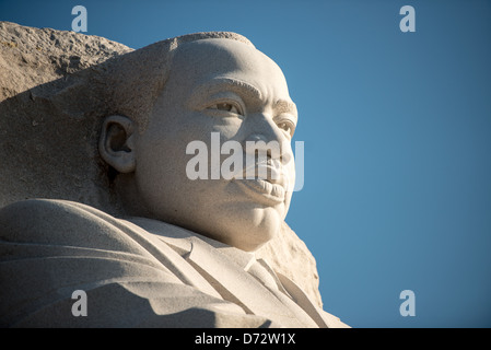 WASHINGTON DC, Stati Uniti d'America - Front-vista laterale della statua del re di Dr per artista Lei Yixin il Martin Luther King Jr Memorial sulle rive del bacino di marea a Washington DC. Foto Stock