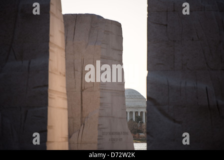 WASHINGTON DC, Stati Uniti d'America - guardando attraverso la montagna della disperazione, passato la pietra di speranza verso il Jefferson Memorial attraverso l'altro lato del bacino di marea il Martin Luther King Jr Memorial sulle rive del bacino di marea a Washington DC. Foto Stock