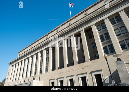 WASHINGTON DC, Stati Uniti — l'esterno del Dipartimento degli interni di Stewart Lee Udall, situato al 1849 C Street NW nel quartiere Foggy Bottom di Washington DC. Questa imponente struttura, completata nel 1936, unisce stili architettonici neoclassici e Art Deco e ospita la sede del Dipartimento degli interni degli Stati Uniti. Foto Stock