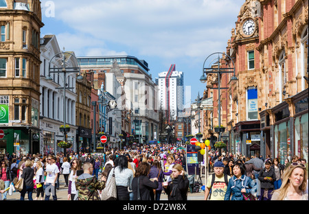 Affollata strada commerciale su una mattina di sabato, BRIGGATE, Leeds, West Yorkshire, Regno Unito Foto Stock