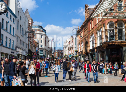 Affollata strada commerciale su una mattina di sabato, BRIGGATE, Leeds, West Yorkshire, Regno Unito Foto Stock