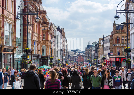 Affollata strada commerciale su una mattina di sabato, BRIGGATE, Leeds, West Yorkshire, Regno Unito Foto Stock