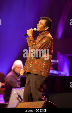 Il defunto Charley Pride suona al Grand Ole Opry, Nashville, Tennessee, USA Foto Stock