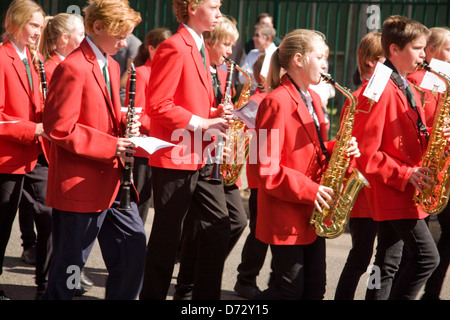 I membri di barrenjoey high school marching band in anzac parade,avalon,sydney Foto Stock