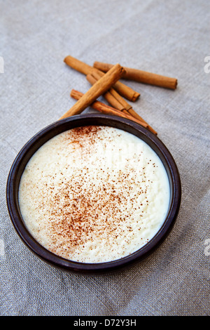 Vista ravvicinata di un dessert budino di riso con cannella Foto Stock
