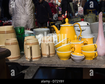 Giallo set da tè, tazze, teiera, panna e zucchero ciotola, boccali di birra da un normale mercato delle pulci in Grunerlokka Oslo Norvegia Foto Stock