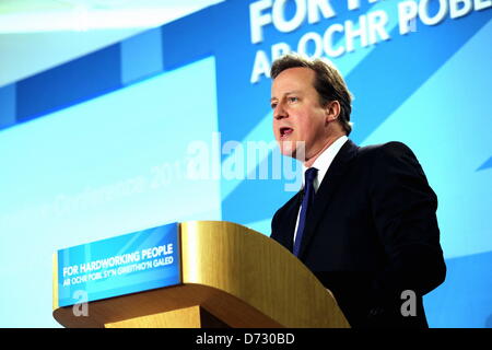 Il Liberty Stadium, Swansea, South Wales, Regno Unito. Il 27 aprile 2013. Nella foto: conservatore di leader di partito e il Primo Ministro David Cameron rivolgendosi ai delegati. Re: Il Welsh congresso del partito conservatore al Liberty Stadium. Credito: D Legakis /Alamy Live News Foto Stock