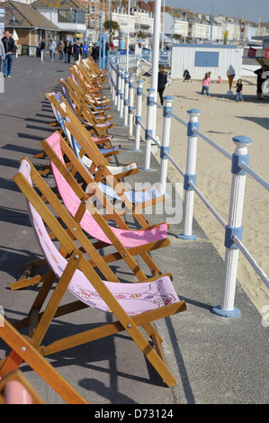 Vuoto sedie a sdraio sul lungomare di Weymouth Dorset England Regno Unito Foto Stock