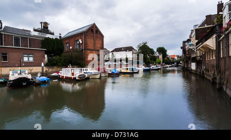 Gli edifici di vecchia costruzione nei pressi di un canale a Dordrecht, Paesi Bassi Foto Stock