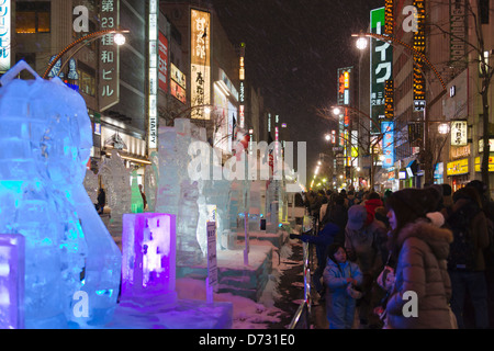 Vista notturna di sculture di ghiaccio lungo la strada, Sapporo Snow Festival, Sapporo, Hokkaido, Giappone Foto Stock