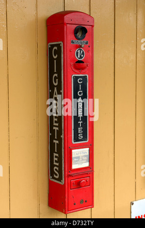 Un'annata di sigaretta macchina distributrice presso il restaurato Edwardian stazione ferroviaria a Horsted Keynes, Bluebell Linea, West Sussex, Regno Unito Foto Stock