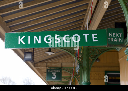 Un treno successivo scheda destinazione presso il restaurato Edwardian stazione ferroviaria sulla linea Bluebell a Horsted Keynes, West Sussex Foto Stock