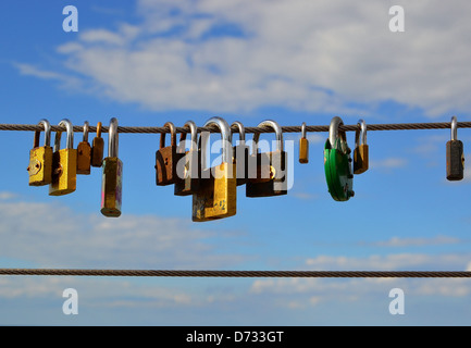 Lucchetti come segno di amore su un ponte Foto Stock