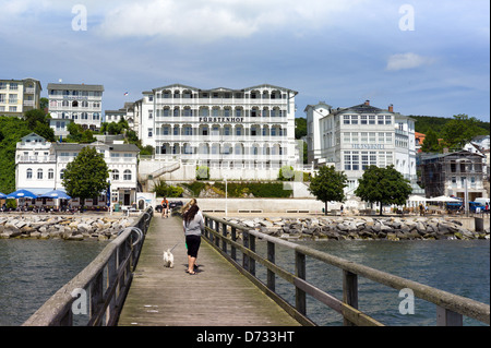 Sassnitz, Germania, vista dal molo dell'hotel sul lungomare su Ruegen Foto Stock