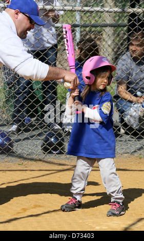Una bambina baseball la sfera a t t-ball player getting batting istruzione. Foto Stock