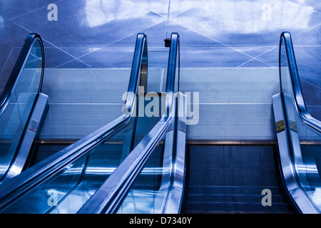 Spostando eascalator presso l'Aeroporto Internazionale di Denver. Foto Stock