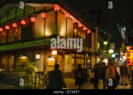 Vista notturna di strada stretta nel quartiere Gion, famoso per la geisha, Kyoto, Giappone Foto Stock