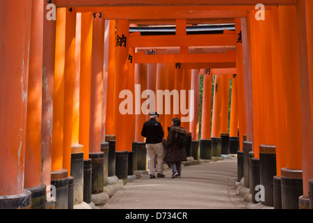 Passeggiate turistiche attraverso la scalinata colonnato, Fushimi Inari shrine, Kyoto, Giappone Foto Stock