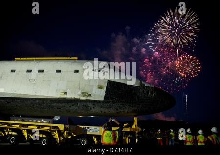 Nov. 2, 2012 - Titusville, Florida, Stati Uniti - Lo Space Shuttle Atlantis viaggi a dieci miglia di strada oltre il gruppo di veicoli Edificio, al Kennedy Space Center al suo ultimo luogo di riposo al Kennedy Space Center Visitor Center. Transporter cingolato membri di equipaggio guardare i fuochi d'artificio quando Atlantis ha raggiunto il suo ultimo luogo di riposo. (Credito Immagine: © MARIA F. Calvert/ZUMAPRESS.com) Foto Stock