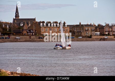 Noleggio barca a motore e della Royal Tay Yacht Club si scontrano insieme durante una sessione di formazione sulla Broughty Ferry Bay a Dundee, Regno Unito Foto Stock