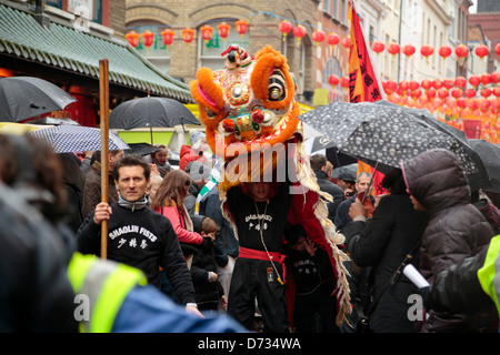 Pugni Shaolin lion dance troupe di eseguire durante il Capodanno cinese nella Chinatown di Londra Foto Stock