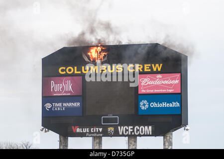 Columbus, Oh: poco prima del calcio di inizio di un incendio scoppia nel quadro di valutazione del Columbus Crew team MLS. I vigili del fuoco sono rapidamente sulla scena per mettere il fuoco e nessuno si è fatto male. Il gioco tra il Columbus e DC è in ritardo di 50 minuti. Columbus, Oh - Aprile 27, 2013. Foto Stock