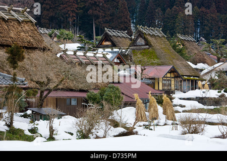 Tradizionale tetto in paglia casa in montagna coperta di neve, Miyama-cho, Prefettura di Kyoto, Giappone Foto Stock