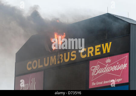 Columbus, Oh: poco prima del calcio di inizio di un incendio scoppia nel quadro di valutazione del Columbus Crew team MLS. I vigili del fuoco sono rapidamente sulla scena per mettere il fuoco e nessuno si è fatto male. Il gioco tra il Columbus e DC è in ritardo di 50 minuti. Columbus, Oh - Aprile 27, 2013. Foto Stock