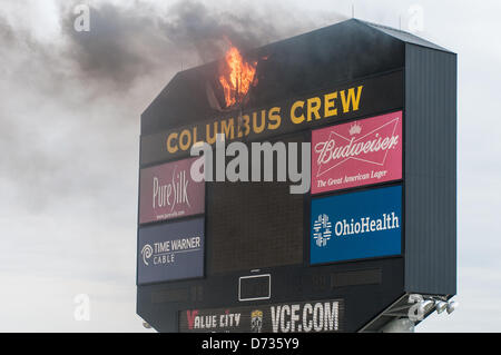 Columbus, Oh: poco prima del calcio di inizio di un incendio scoppia nel quadro di valutazione del Columbus Crew team MLS. I vigili del fuoco sono rapidamente sulla scena per mettere il fuoco e nessuno si è fatto male. Il gioco tra il Columbus e DC è in ritardo di 50 minuti. Columbus, Oh - Aprile 27, 2013. Foto Stock