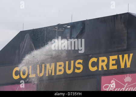 Columbus, Oh: poco prima del calcio di inizio di un incendio scoppia nel quadro di valutazione del Columbus Crew team MLS. I vigili del fuoco sono rapidamente sulla scena per mettere il fuoco e nessuno si è fatto male. Il gioco tra il Columbus e DC è in ritardo di 50 minuti. Columbus, Oh - Aprile 27, 2013. Foto Stock