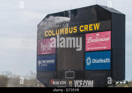 Columbus, Oh: poco prima del calcio di inizio di un incendio scoppia nel quadro di valutazione del Columbus Crew team MLS. I vigili del fuoco sono rapidamente sulla scena per mettere il fuoco e nessuno si è fatto male. Il gioco tra il Columbus e DC è in ritardo di 50 minuti. Columbus, Oh - Aprile 27, 2013. Foto Stock