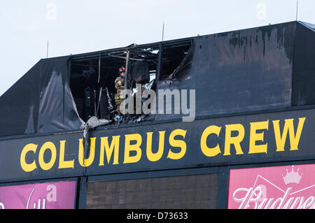 Columbus, Oh: poco prima del calcio di inizio di un incendio scoppia nel quadro di valutazione del Columbus Crew team MLS. I vigili del fuoco sono rapidamente sulla scena per mettere il fuoco e nessuno si è fatto male. Il gioco tra il Columbus e DC è in ritardo di 50 minuti. Columbus, Oh - Aprile 27, 2013. Foto Stock