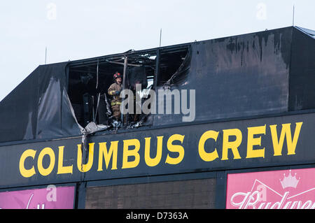 Columbus, Oh: poco prima del calcio di inizio di un incendio scoppia nel quadro di valutazione del Columbus Crew team MLS. I vigili del fuoco sono rapidamente sulla scena per mettere il fuoco e nessuno si è fatto male. Il gioco tra il Columbus e DC è in ritardo di 50 minuti. Columbus, Oh - Aprile 27, 2013. Foto Stock