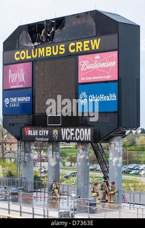 Columbus, Oh: poco prima del calcio di inizio di un incendio scoppia nel quadro di valutazione del Columbus Crew team MLS. I vigili del fuoco sono rapidamente sulla scena per mettere il fuoco e nessuno si è fatto male. Il gioco tra il Columbus e DC è in ritardo di 50 minuti. Columbus, Oh - Aprile 27, 2013. Foto Stock