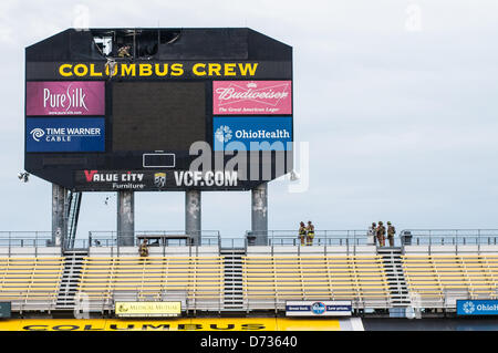 Columbus, Oh: poco prima del calcio di inizio di un incendio scoppia nel quadro di valutazione del Columbus Crew team MLS. I vigili del fuoco sono rapidamente sulla scena per mettere il fuoco e nessuno si è fatto male. Il gioco tra il Columbus e DC è in ritardo di 50 minuti. Columbus, Oh - Aprile 27, 2013. Foto Stock