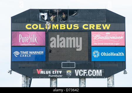 Columbus, Oh: poco prima del calcio di inizio di un incendio scoppia nel quadro di valutazione del Columbus Crew team MLS. I vigili del fuoco sono rapidamente sulla scena per mettere il fuoco e nessuno si è fatto male. Il gioco tra il Columbus e DC è in ritardo di 50 minuti. Columbus, Oh - Aprile 27, 2013. Foto Stock