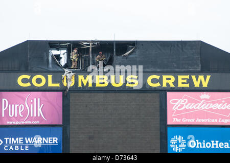 Columbus, Oh: poco prima del calcio di inizio di un incendio scoppia nel quadro di valutazione del Columbus Crew team MLS. I vigili del fuoco sono rapidamente sulla scena per mettere il fuoco e nessuno si è fatto male. Il gioco tra il Columbus e DC è in ritardo di 50 minuti. Columbus, Oh - Aprile 27, 2013. Foto Stock