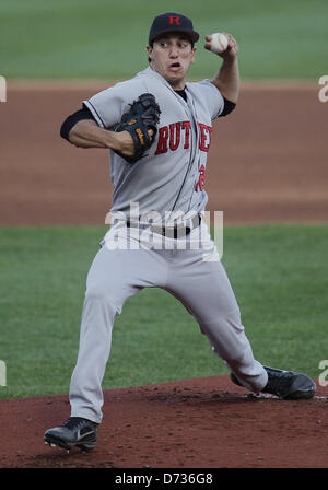 Aprile 27, 2013 - Omaha, Nebraska, Stati Uniti d'America - 27 Aprile 2013: a partire lanciatore Rob Corsi #12 della Rutgers University nel primo inning azione durante un NCAA Baseball gioco tra Creighton Bluejays e Rutgers University Scarlet Cavalieri a TD Ameritrade Park in Omaha, NE...Creighton sconfigge Rutgers 3-2 in 11 inning. Foto Stock