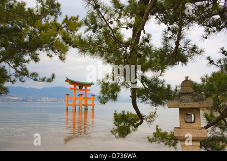 Torii Gate di Itsukushima Jinja Santuario con la lanterna di pietra, Miyajima, Giappone Foto Stock