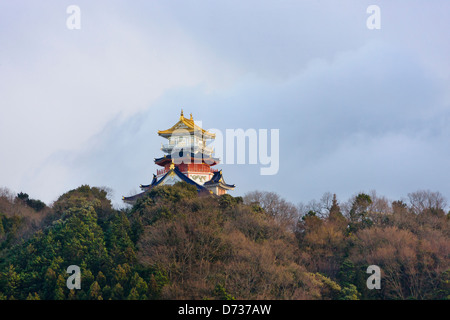 Castello che si erge sulla collina, Futami, Prefettura di Mie, Giappone Foto Stock